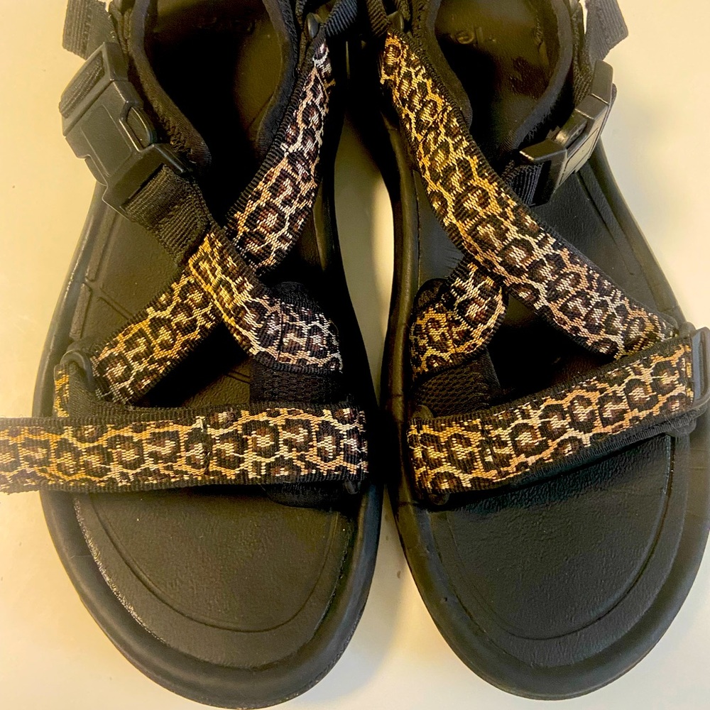 Teva hurricane Verge - black with leopard print.